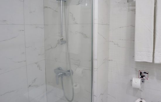 4.shower superior room