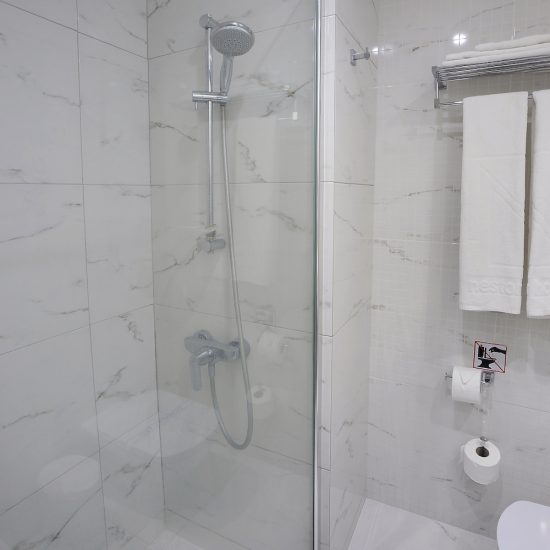 4.shower superior room